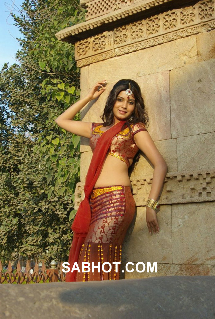 Samantha Navel in red Saree - Samantha Navel Pics in Red Saree