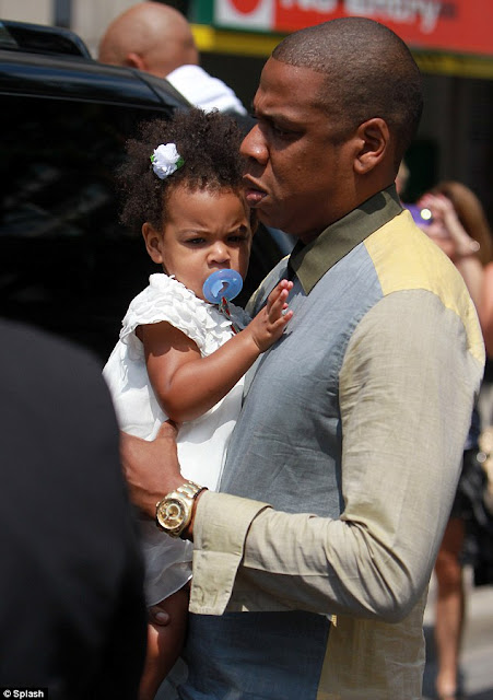 BLUE IVY LOOKS SOOOOOO MUCH LIKE HER DAD - CHI MOMENTS