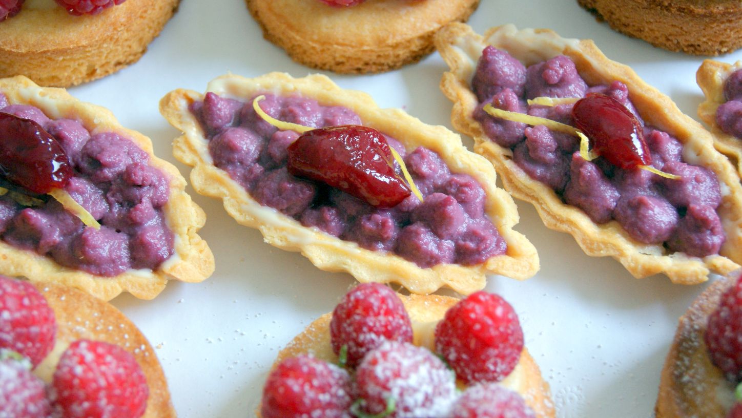 Fleur d'oranger, Masala & Co.. Tartletsbarquettes with berry cream