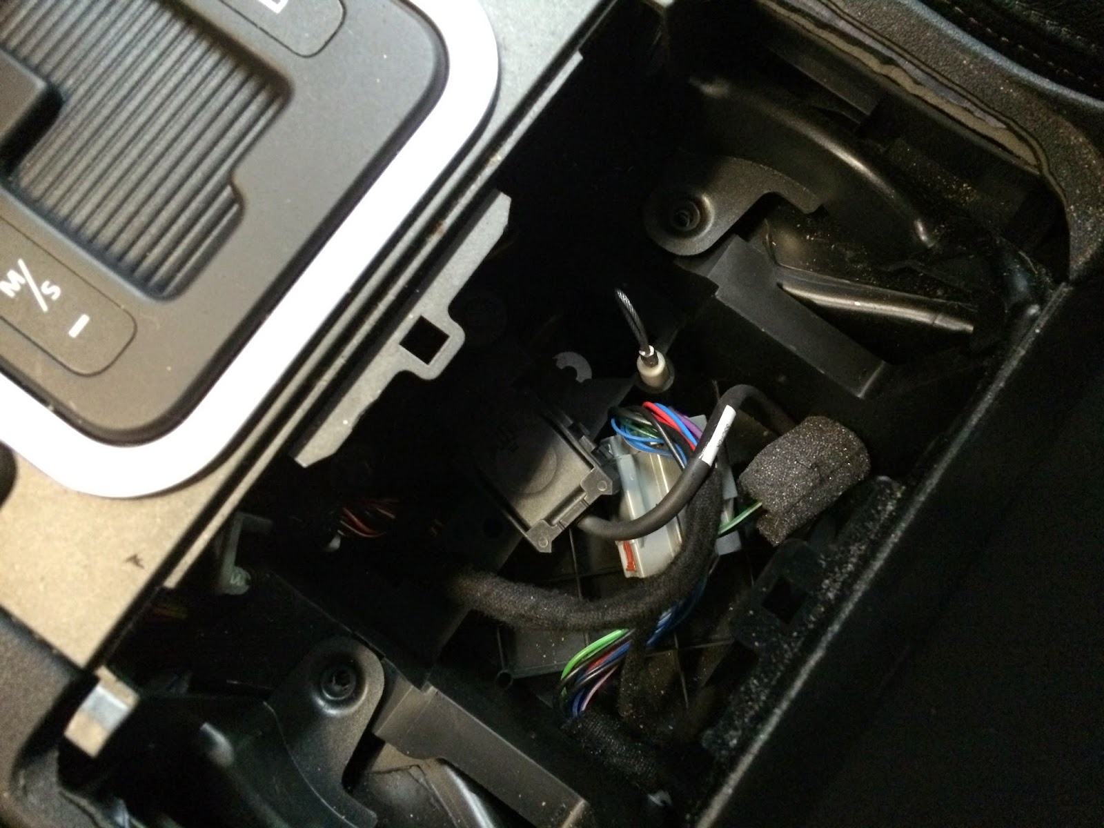 Land Rover Help! Electronic parking brake (EPB) Manual release on your LR4