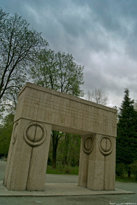 Brancusi Poarta sarutului Tor des kusses Puerta del beso Gate of the Kiss