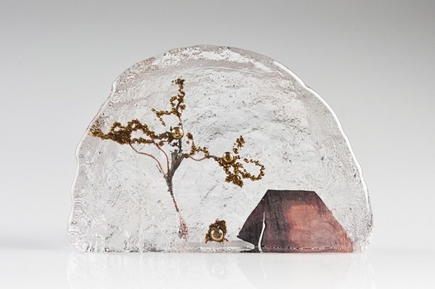 Ayrton loves seeing children bored at her galleries only to find a connection with a glass piece. - It Looks Like A Winter Photograph, But Look Closer… It Reveals Something Amazing. Ayrton loves seeing children bored at her galleries only to find a connection with a glass piece. - It Looks Like A Winter Photograph, But Look Closer… It Reveals Something Amazing.