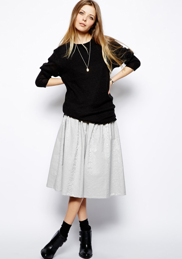 How to style midi skirt, loose sweatshirt and ankle boots, workwear outfit, mode online shop
