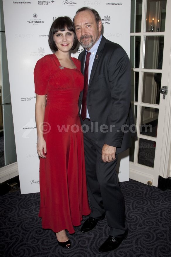 Richard Armitage absolutely nude in the kitchen