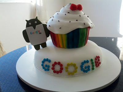 Giant Cupcake Cake made ​​with Android for Google office BH, cake stuffed with gourmet brigadeiro and baba girl, decorated with fondant and colorful folder with airbrush.