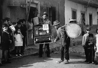 Loro,organillero y Chinchinero