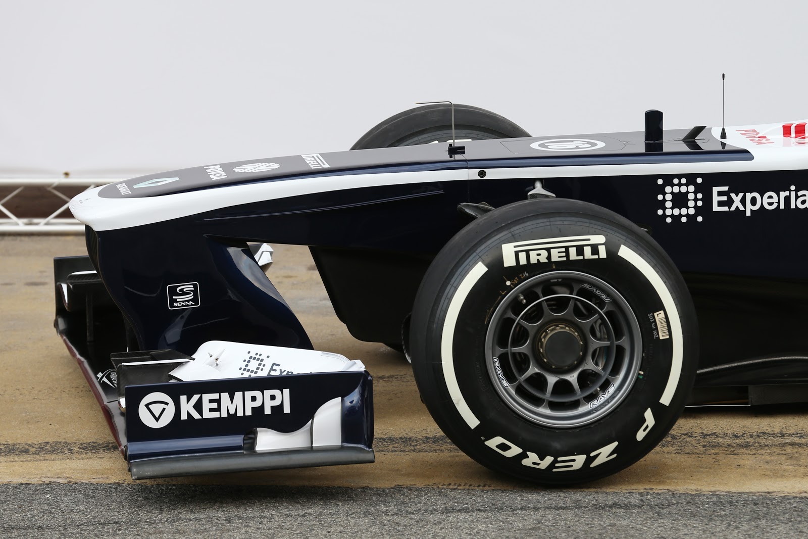 Williams+FW35+nosecone+and+front+wing+detail.jpg