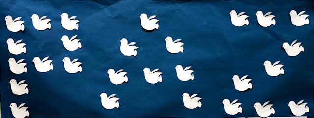 Palabra de la paz escrita con palomas de papel