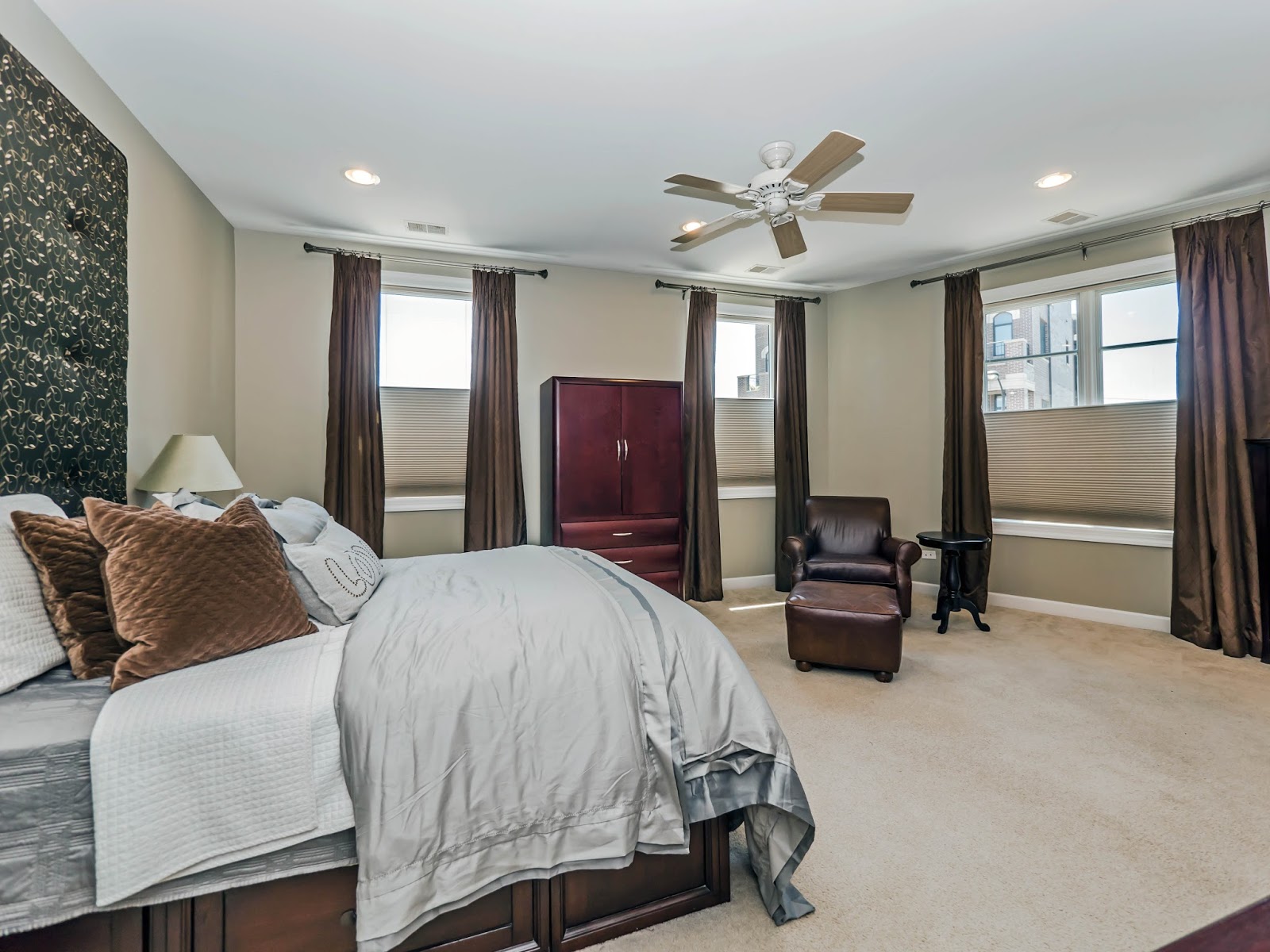 The Chicago Real Estate Local Watch the video! Lincoln Square luxury