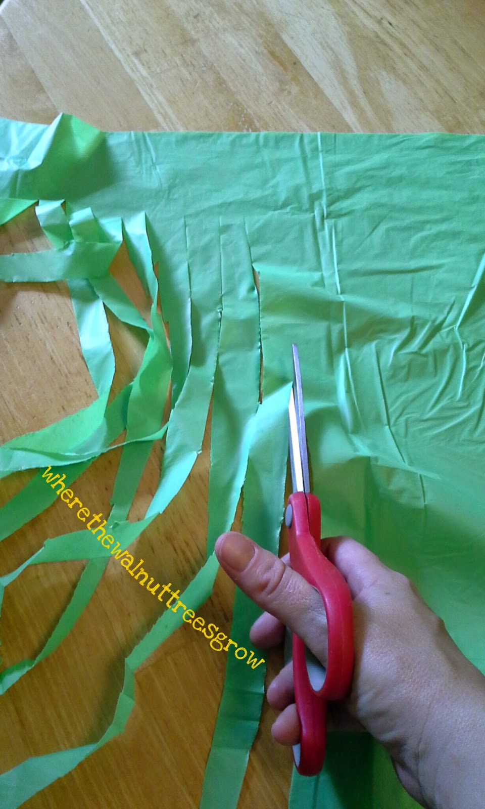 How to Make a Grass Skirt With Crepe Paper