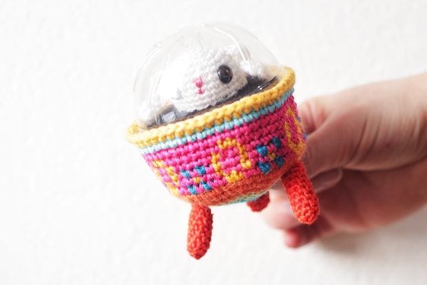 A small, free and colorful Amigurumi UFO variation of the Easter bunny and Easter egg basket