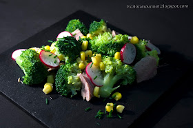 Ensalada de brócoli y atún con rabanitos y maíz