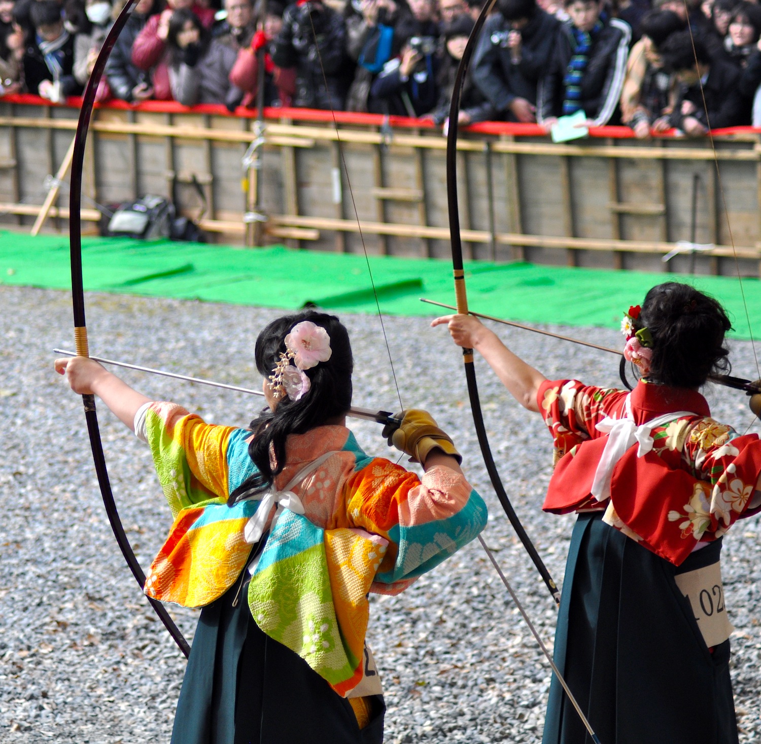 Toshiya - Pretty Japanese Girls in Kimono doing Kyudo (Japanese Archery