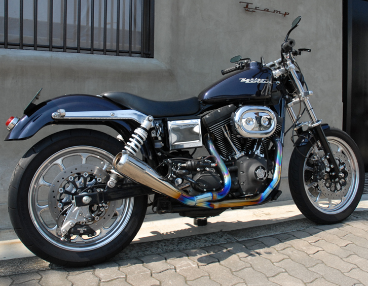 El Corra Motors rearsets on a Dyna