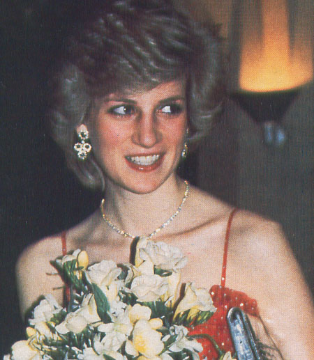 Saudi+Royals%2527+Wedding+Gifts+to+British+Royals-Diana+Sapphire+and+diamond+earrings-original+design+from+the+suite%2527s+watch.jpg