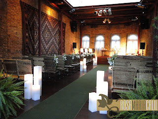 Cais do Oriente decoração by Thiago Calil casamento, rústico, velas, cais do oriente, paredes tijolos, cadeira palha, mini arranjos flores brancas