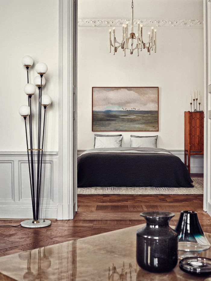 Wohnen in schwarz-weißen skandinavischen Design mit viel dunklem Holz - eine Traum Einrichtung in Stockholm