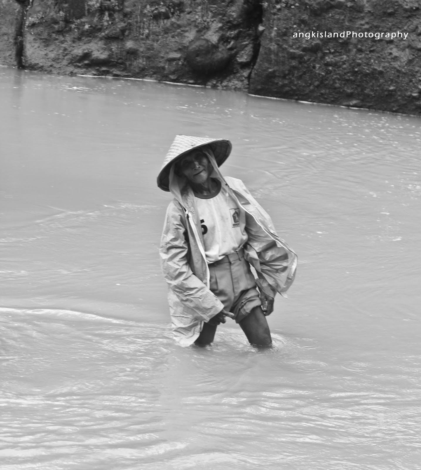 manula hanyut sebrang sungai