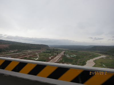 Vallée, on voit de l'eau partout, il faut qu'il tombe pas mal plus de pluie que ça chez-nous pour avoir le même résultat