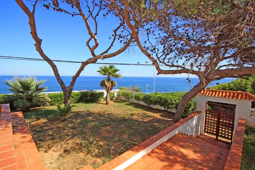 Herrliche Villa in erster Linie der Küste von Denia, Costa Blanca, Alicante.
