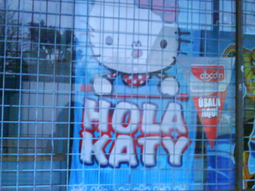La versión latina de Hello Kitty es HOLA KATY ... mas claro que el agua no podria estar