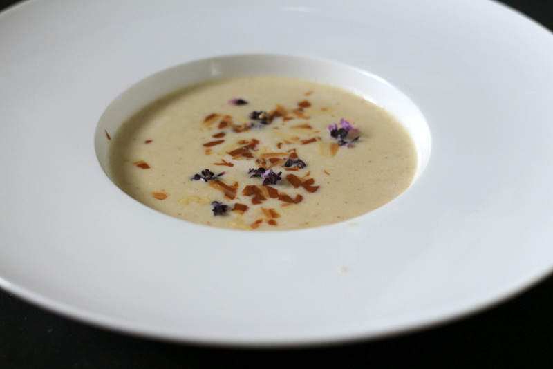 Blumenkohlcrèmesuppe mit hellem Nougat und Schicht-Nougat, rotem Kampotpfeffer, Tropfen von Avocadoöl, Basilikumblüten - Supperclub, 3. Gang | Arthurs Tochter Kocht by Astrid Paul