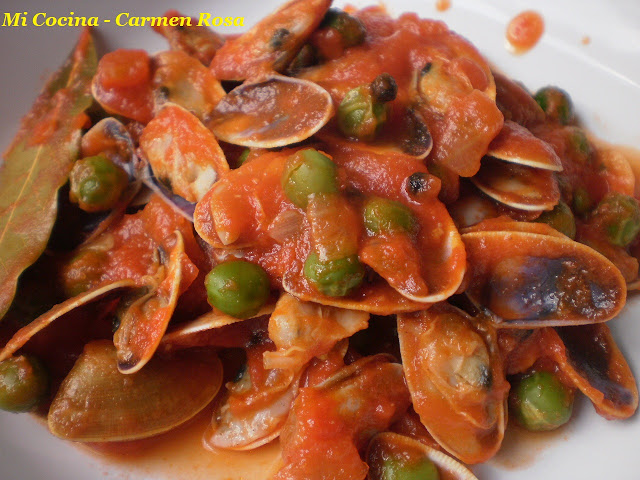 Coquinas Con Tomate Y Chicharos
