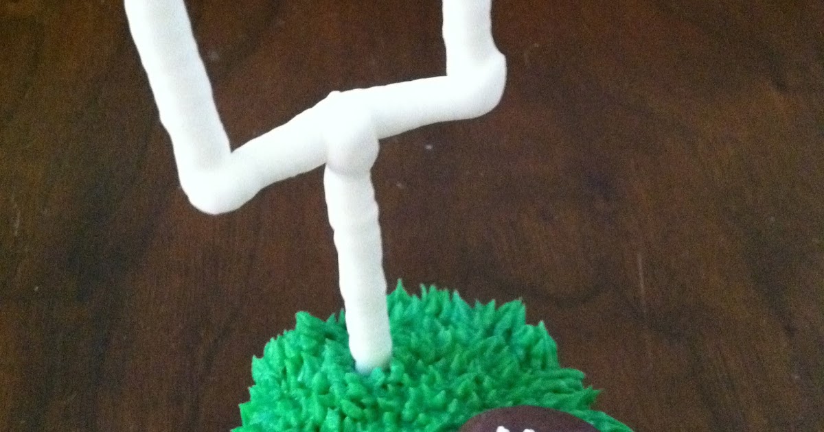 The Iced Queen Piping Grass for Football Cupcakes