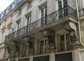 Balcon à console à tête de lion, 6 rue de Valois à Paris
