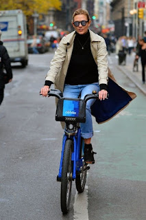 Not too hard to spot Karlie Kloss in bicycle! As she managed her strong impression at the street in New York on Saturday, December 12, 2015.
