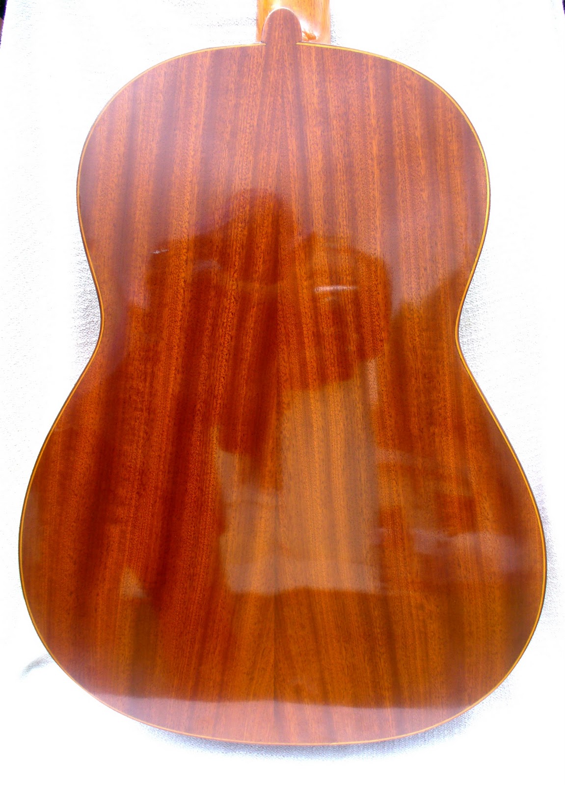 EL TALLER Instrumentos Musicales: Guitarra de Caoba de Sebastian