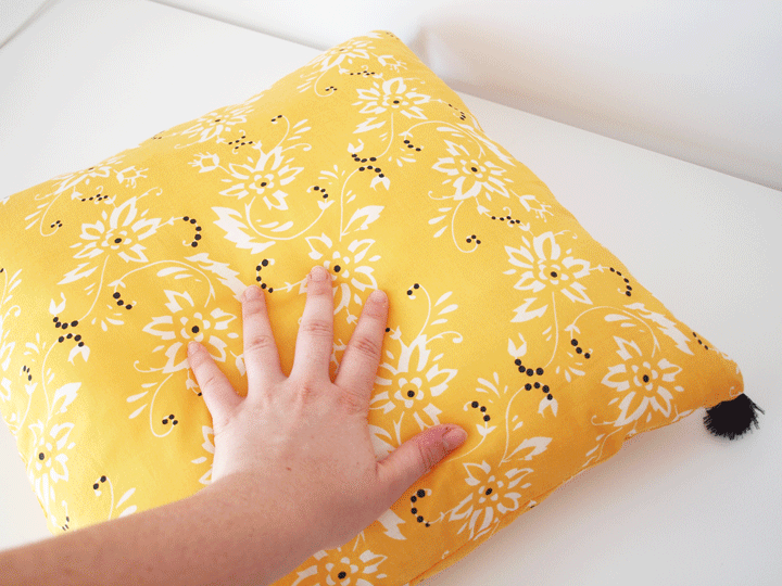 diy couture coussin à pompons tutoriel facile pour débutant