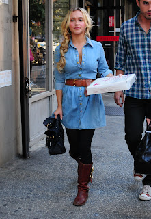 Hayden Panettiere carrying a pizza