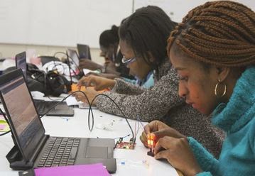 Frauen die mit Elektronik arbeiten.