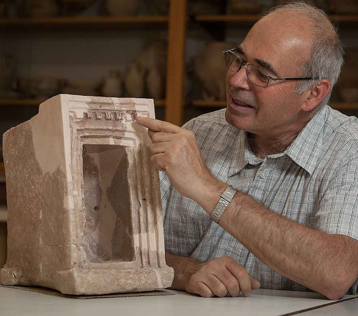 O professor Yosef Garfinkel explica o significado de um dos objetos exumados. O professor Yosef Garfinkel explica o significado de um dos objetos exumados.