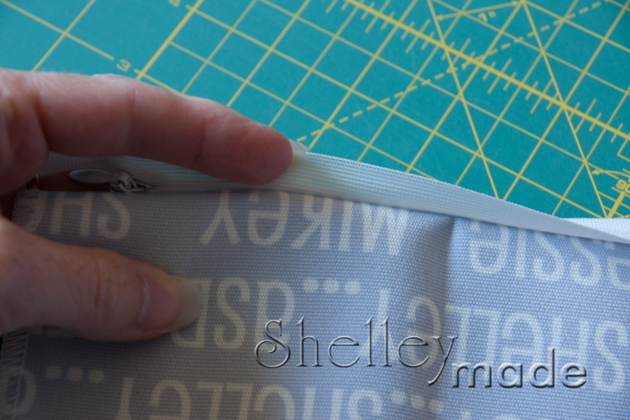 Shelley Made Hidden Zipper Pillow Tutorial