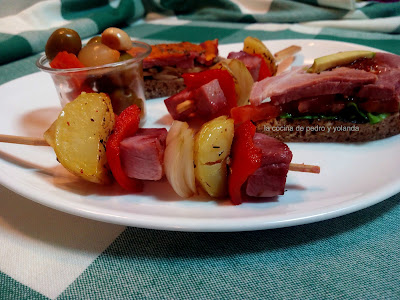 Paletilla asada en brocheta tosta fría y tosta caliente