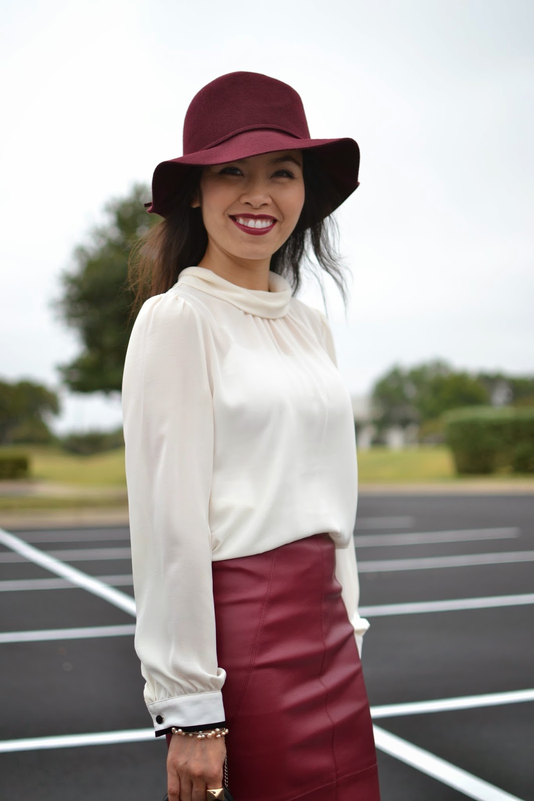 ASOS%2Bpencil%2Bskirt%2Bin%2Bleather%2Blook-burgundy%2Bpencil%2Bskirt-pencil%2Bskirt%2Boutfit-floppy%2Bwool%2Bhat-fall%2Boutfit-Saint%2BLaurent%2BY-Ligne%2BCabas%2Bbag-burgundy%2Bfloppy%2Bwool%2Bhat-ankle%2Bstrap%2Bheel%2B(7).JPG