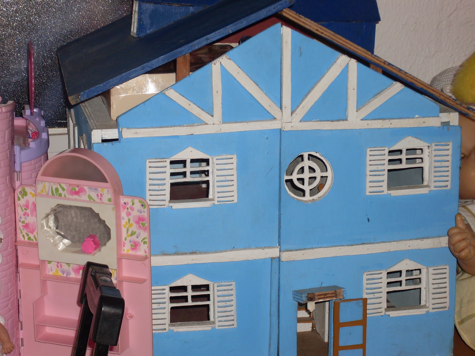 Pupaprinzessin: Casa de madera pintada en azul, hecha a mano ♥