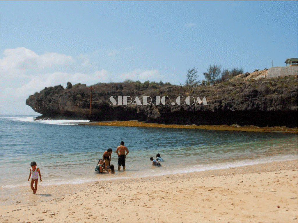 Pantai yang ramah untuk bermain dari berbagai kalangan umur Pantai yang ramah untuk bermain dari berbagai kalangan umur
