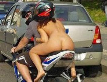 mujer+desnuda+en+moto