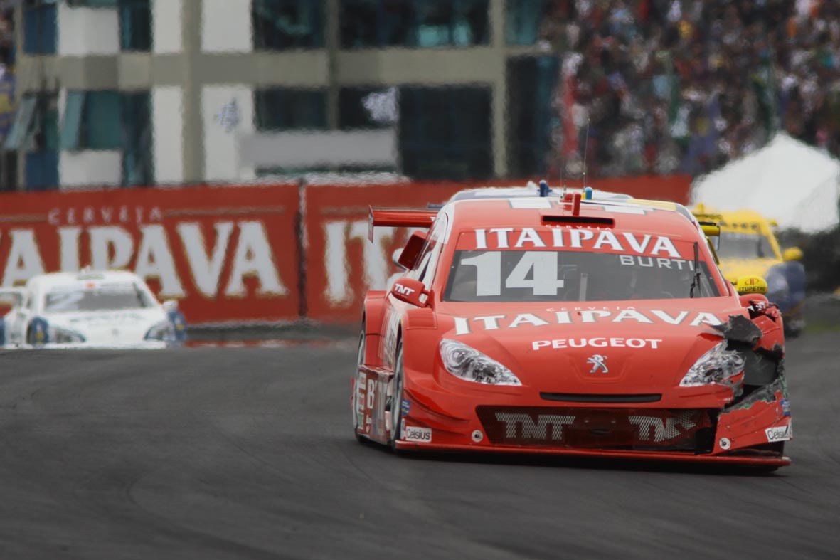 JORNAL DO AUTÓDROMO: Itaipava Racing Team abre temporada com os dois carros  no top 10 em Curitiba