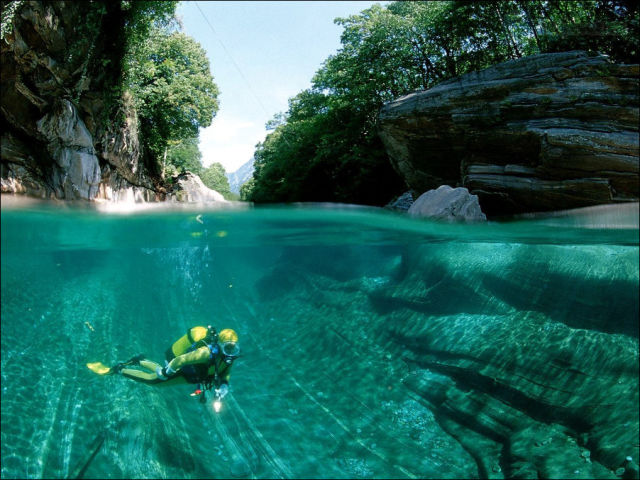 incredibly_clear_waters_of_the_verzasca_river_640_05.jpg