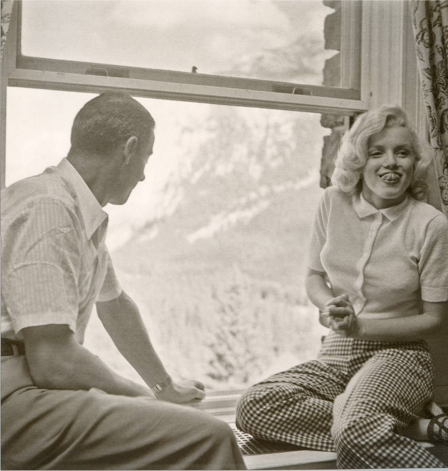 http://1.bp.blogspot.com/-0xMDyUly2TA/T0ZWo2BF6NI/AAAAAAAAgZk/hdfNG1R0iB0/s1600/unpublished_photos_of_marilyn_monroein+Canada1.jpeg
