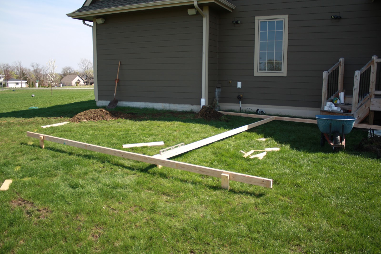How to build a patio {part 2} Determining the elevation The Hansen Family