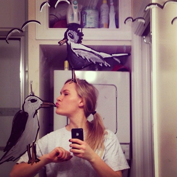 Muchacha hace divertidos e imaginativos selfies en espejo de baño que