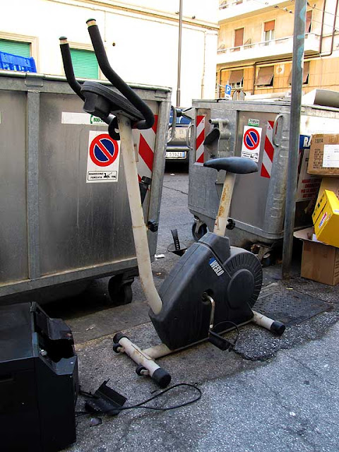 Abandoned cyclette at a dumpster, via Santa Fortunata, Livorno