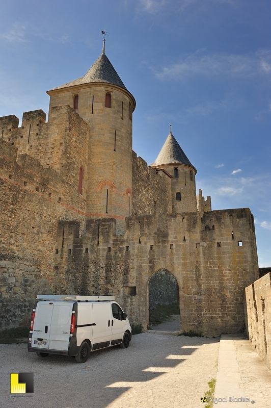 un artisan mal garé à Carcassonne photo pascal blachier