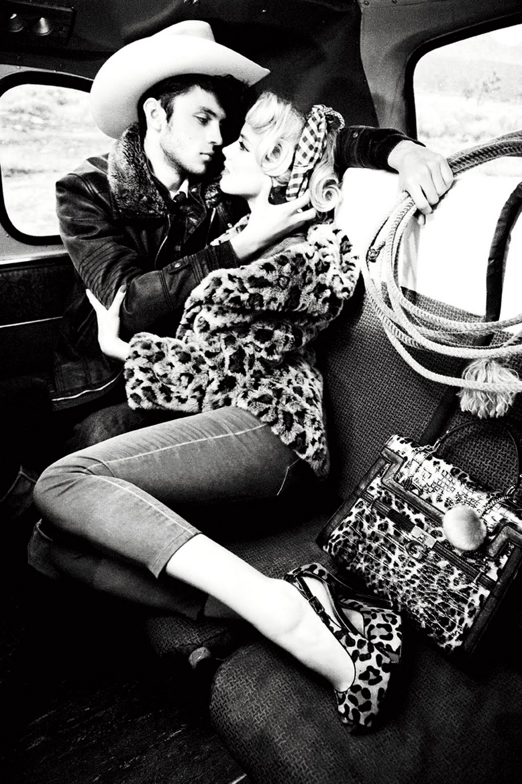 http://1.bp.blogspot.com/-10nxtHuRhy4/TjWCSNxti_I/AAAAAAAAGv0/AXmXhUCTcxE/s1600/Amber_Heard_Guess_Jeans_Fall_2011_Photoshoot_by_Ellen_von_Unwerth_10.jpg