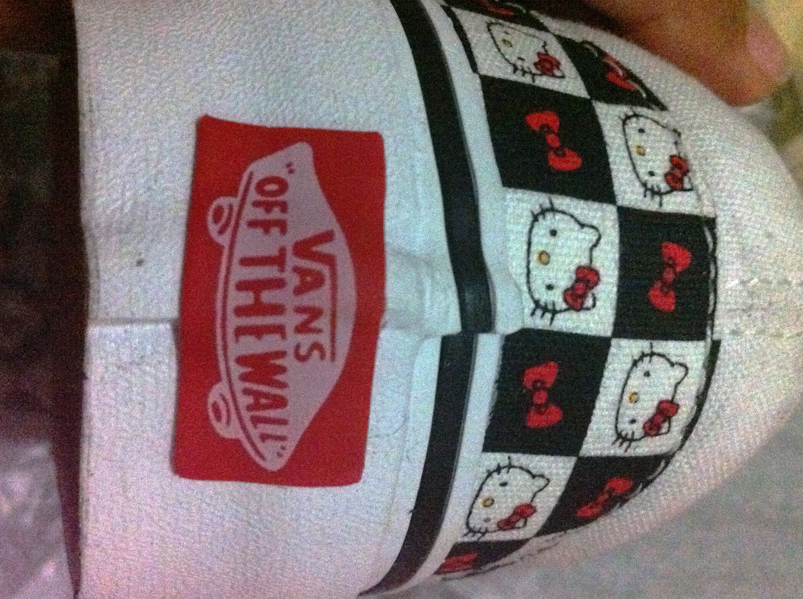 pusang maganda hello kitty vans